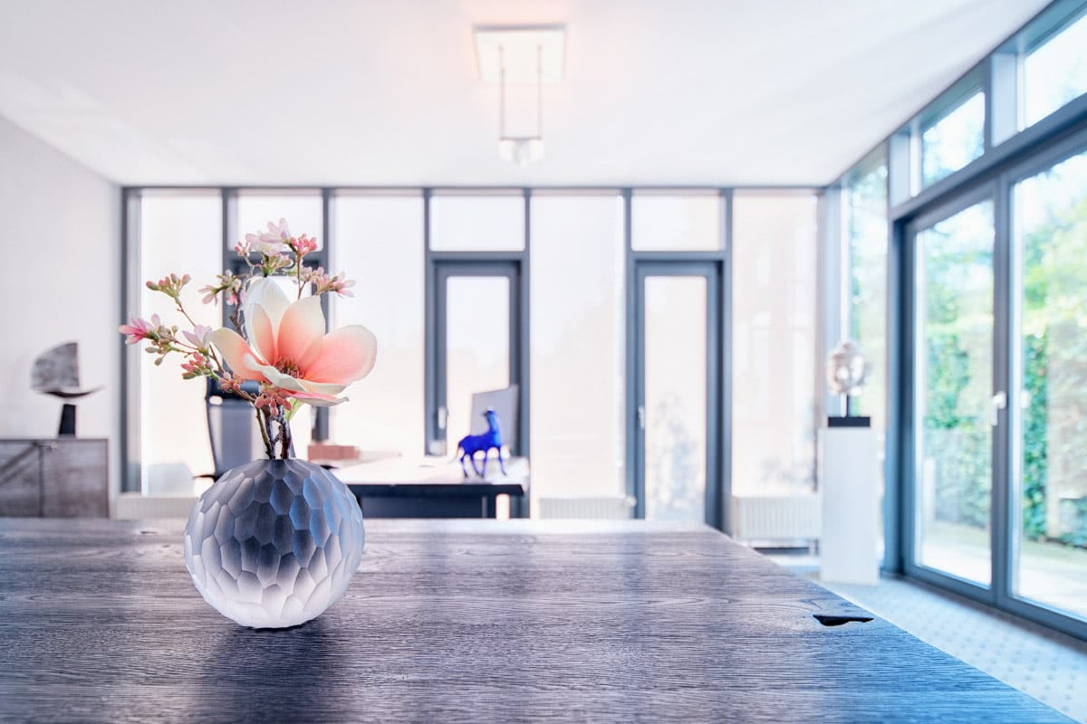 Büro mit Kristalvase